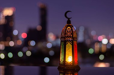 Kutsal Ramazan ayı ziyafeti ve İslami yeni yıl konsepti için üzerinde ay sembolü olan fenerler..