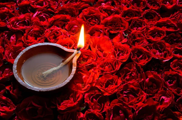 Decorative Red Rose Flower Rangoli Diwali Festival Clay Diya Lamp — Stock fotografie