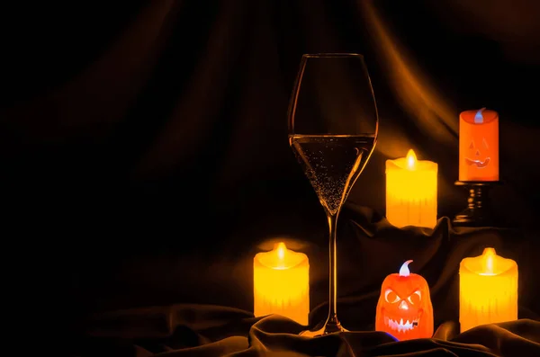 Ein Glas Weißwein Mit Kleiner Halloween Laterne Und Verschwommener Kerze — Stockfoto