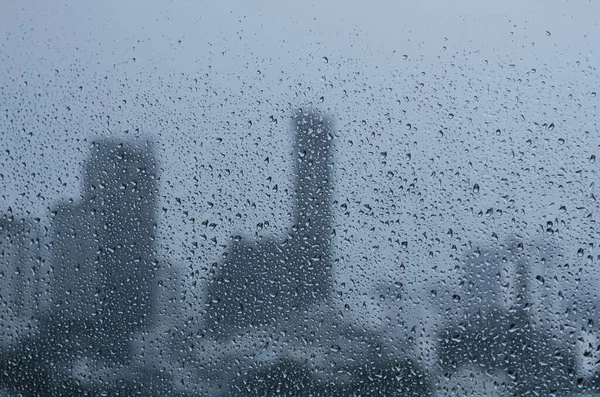 Krople Deszczu Szklane Okno Ciągu Dnia Porze Monsunowej Zamglonym Tłem — Zdjęcie stockowe