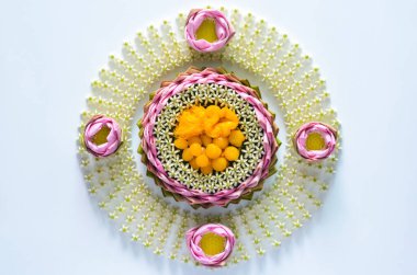 Tayland düğün tatlısı tabakta ya da beyaz arka planda Tayland geleneksel töreni için pembe nilüfer yaprağı ve taç çiçeğinden yapılan krathong.