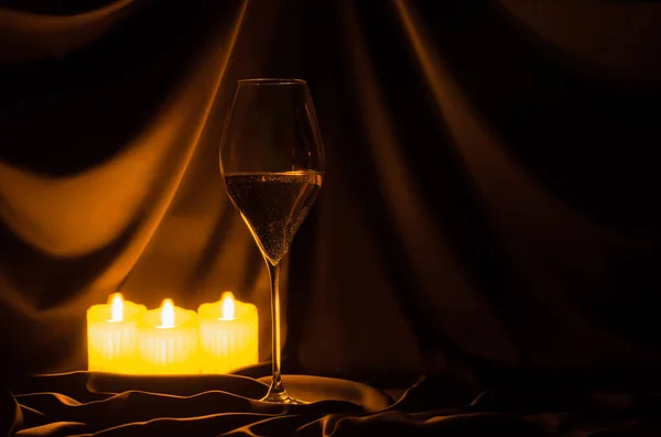 Bicchiere Vino Bianco Con Candele Sfocate Sfondo Scuro Concetto Festa — Foto Stock