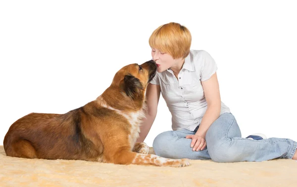 Mulher afetuosa beijando seu cão — Fotografia de Stock