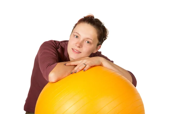 Schöne Frau mit einem Pilates-Ball — Stockfoto