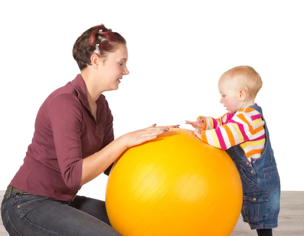 Mãe e bebê com uma bola de ginástica — Fotografia de Stock