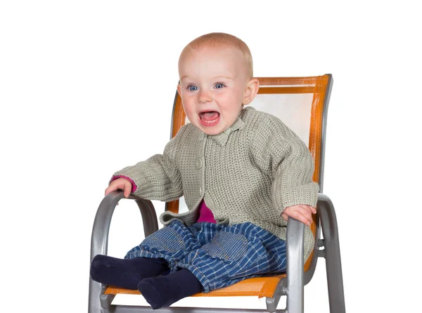 Несчастный слезливый ребенок в детском кресле — стоковое фото