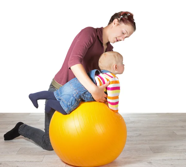 Matkou ve výkonu její mladé baby — Stock fotografie