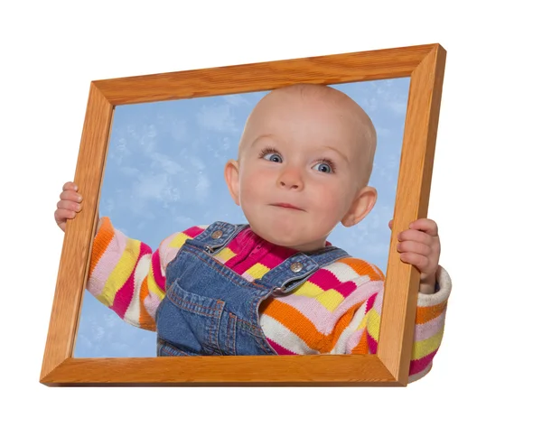 Baby houden een frame rond haar hoofd — Stockfoto