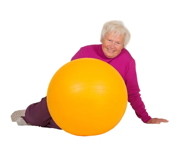 Gezonde gepensioneerde vrouw met gymnastiek bal — Stockfoto