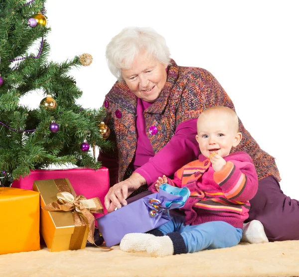 Babcia opieka nad młode baby — Zdjęcie stockowe