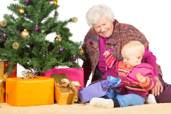 Gran y bebé desenvolviendo regalos de Navidad —  Fotos de Stock