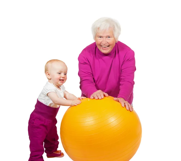祖母和孩子用 pilatses 球 — 图库照片