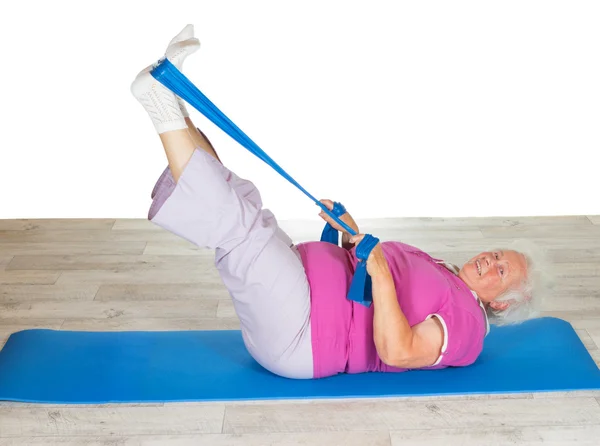 Senhora aposentada fazendo exercícios — Fotografia de Stock