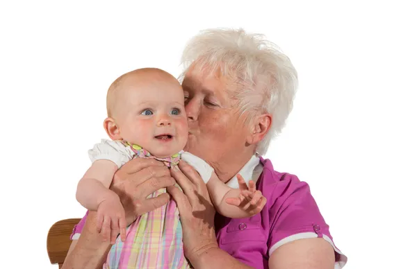 Fürsorgliche Oma küsst ihr Enkelkind — Stockfoto