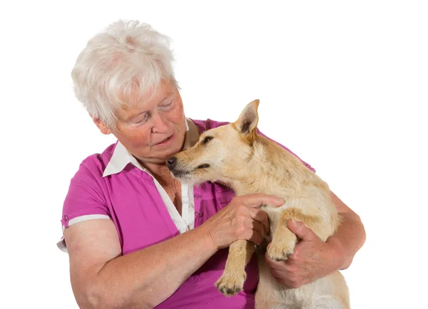 Mulher idosa amorosa com seu cão — Fotografia de Stock