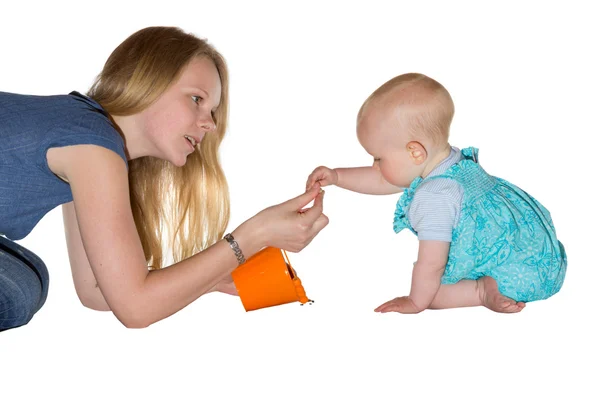 Giovane madre e adorabile bambino — Foto Stock