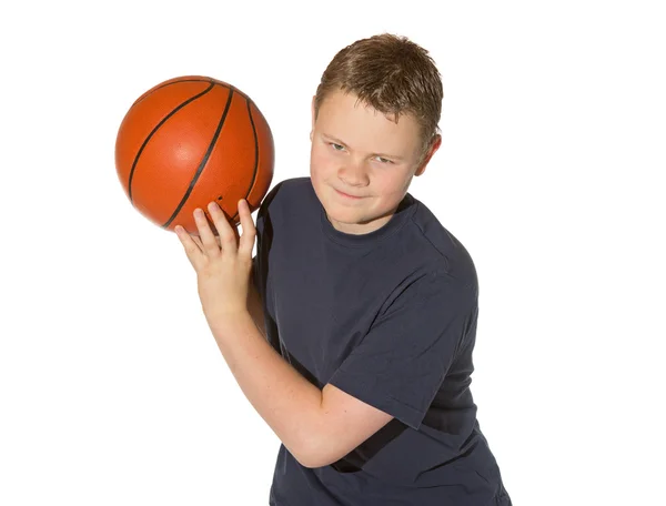 Teenager spielt mit einem Basketball — Stockfoto