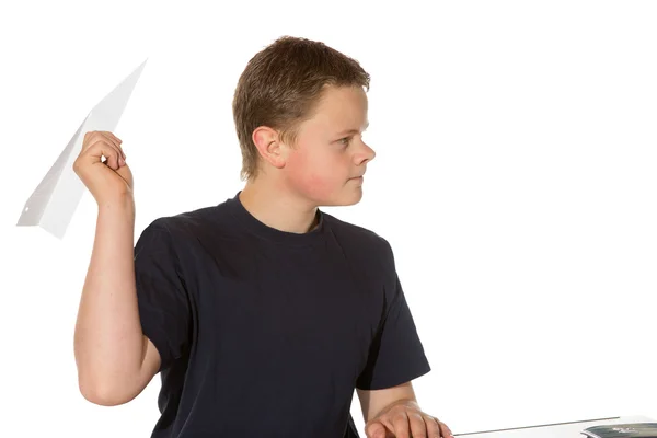 Adolescente apuntando con un avión de papel — Foto de Stock