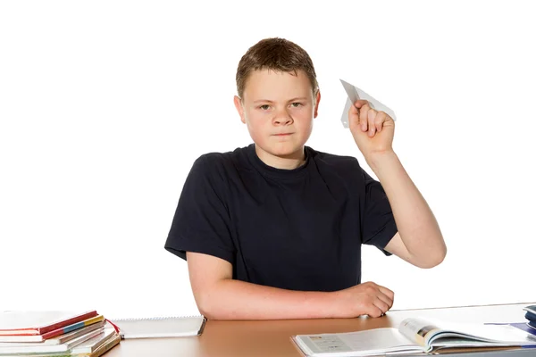 Estudiante lanzando un avión de papel con un mensaje —  Fotos de Stock