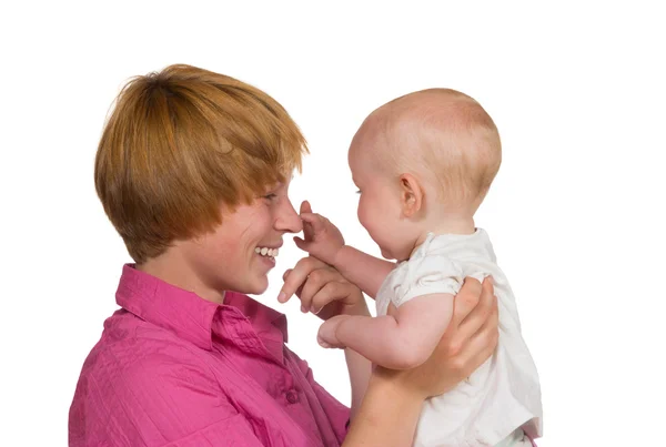 Bonito bebê tocando mães nariz — Fotografia de Stock