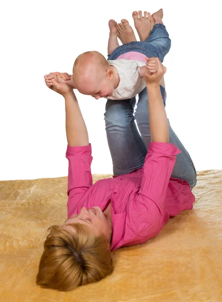 Jeune mère jouant avec son bébé — Photo