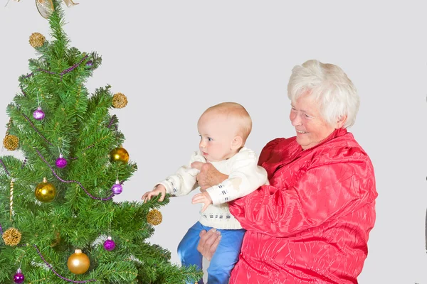 Großmutter und Baby mit Weihnachtsbaum — Stockfoto