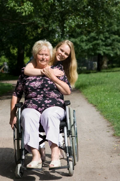 Donna anziana e giovane donna — Foto Stock