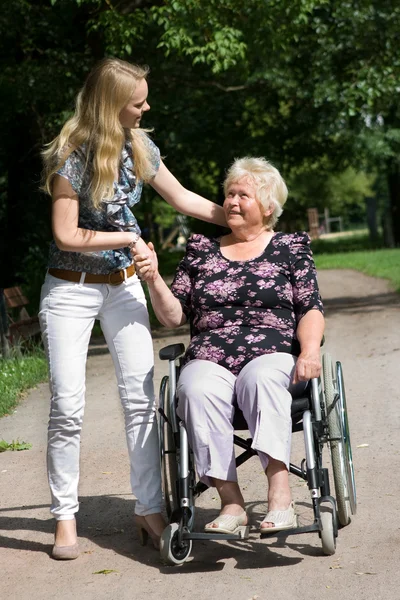 Donna anziana e giovane donna — Foto Stock