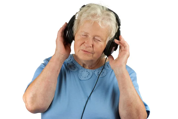 Starszy kobieta przeżywa muzyki za pomocą słuchawek — Zdjęcie stockowe