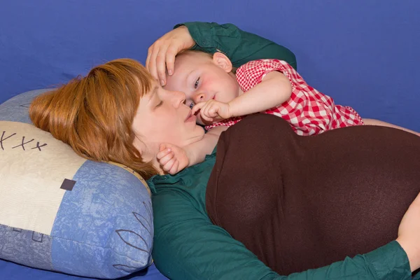 Pregnant Mum and her baby daughter — Stock Photo, Image