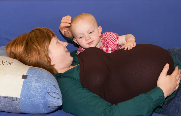 Little baby girl with her pregnant mother — Stock Photo, Image