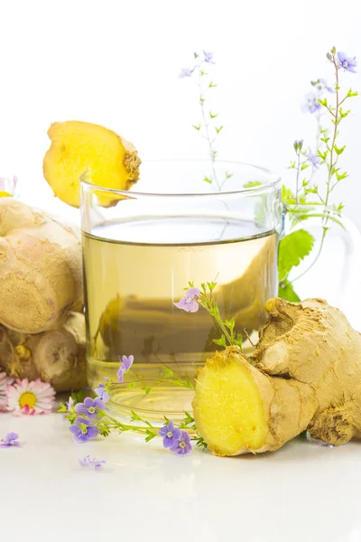 kök zencefil ile taze bitki çayı