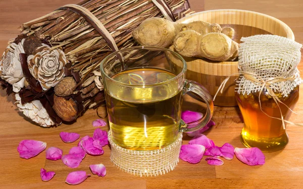 Fresh healthy herbal infusion with root ginger and honey — Stock Photo, Image