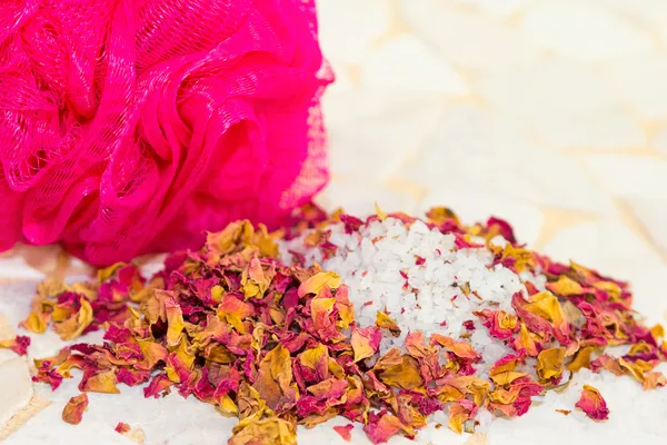 Scented rose petals and bath salts in a spa — Stock Photo, Image