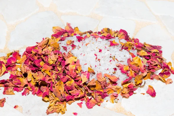 Voňavé sušených růží s koupelové soli — Stock fotografie