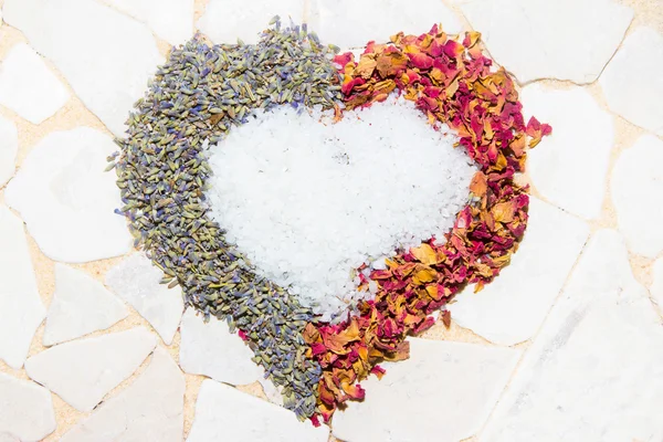Herz aus Rosenblättern, Lavendel und Badekristallen — Stockfoto