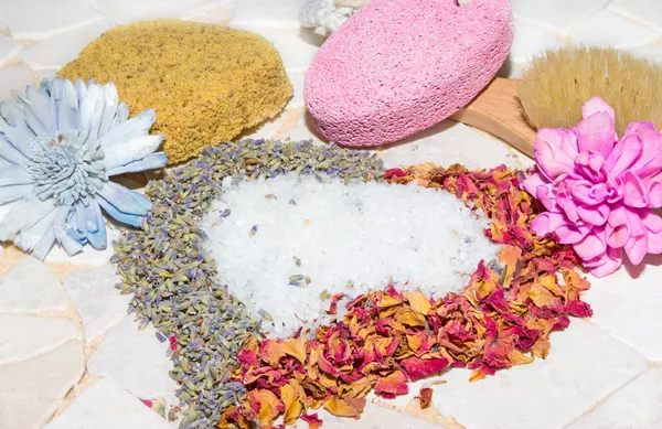 Corazón de pétalos de rosa, lavanda y cristales de baño — Foto de Stock