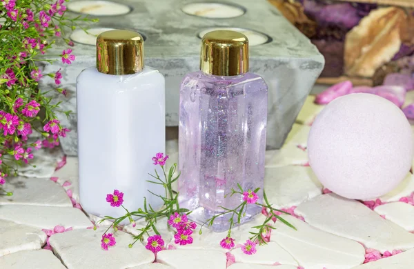 Iki çiçek parfüm şişe — Stok fotoğraf