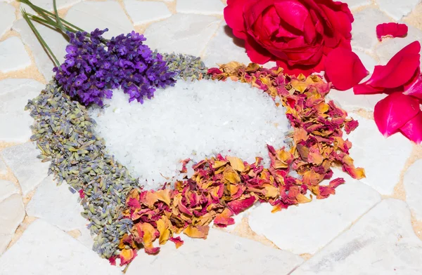 Corazón de lavanda y rosas — Foto de Stock