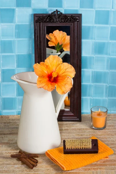 Ванная комната натюрморт с цветком гибискуса в кувшине — стоковое фото