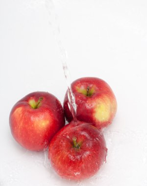 Kırmızı elma ve su sıçrama