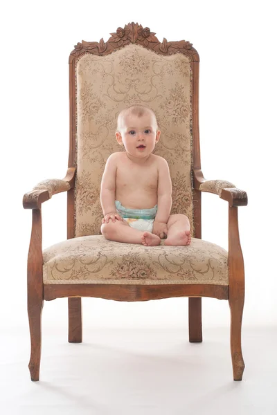 Chłopca na antyczne krzesło — Zdjęcie stockowe