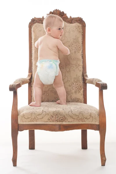 Малыш на антикварном стуле — стоковое фото
