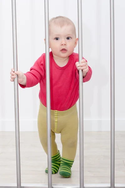 Baby boy learns to stand up — Stock Photo, Image