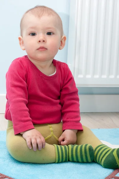 Üzgün yüz ile erkek bebek — Stok fotoğraf