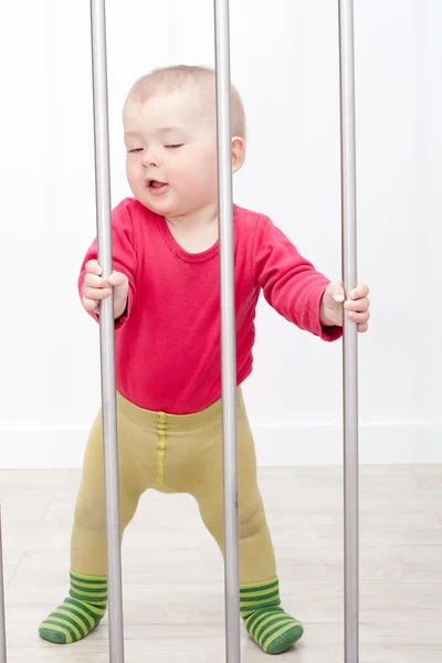 Baby boy learns to stand up — Stock Photo, Image