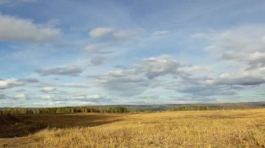 Bulutlar hızla sarı alanın üzerinden geçiyor.