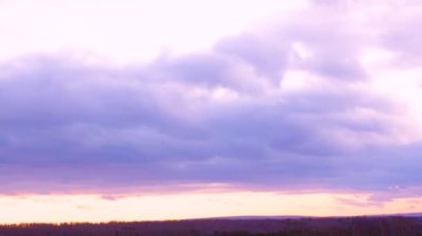 Kara bulutlar ormanın üzerinde yüzüyor Günbatımı var