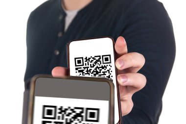 Bir kişi akıllı telefonunu QR kodu ile gösterir ve doğrulama için taranır