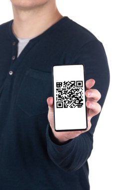 Bir kişi akıllı telefonunu QR kodu ile gösterir ve kimlik doğrulaması için taranır